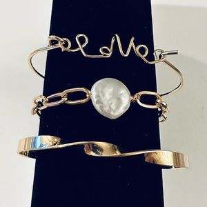 3️⃣Stacks of 3 gold bracelets